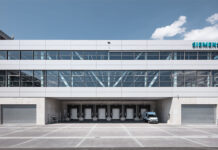 Das Siemens-Werk in Zug beschäftigt rund 350 Mitarbeitende, die im Schichtbetrieb Produkte für die Gebäudetechnik herstellen. Foto: Siemens