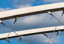 Die 127 Meter lange Stadtbahnbrücke über die Autobahn A8 bei Stuttgartwurde erst vor kurzem mit dem Deutschen Ingenieurbaupreis 2022 ausgezeichnet. Foto: sbp/Andreas Schnubel