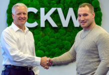 CKW-CEO Martin Schwab und Schwingerkönig Joel Wicki freuen sich über die Partnerschaft. Foto: CKW