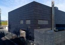 Die Fassade des Datacenter ist mit Solarpanels eingekleidet und kompromisslose Sicherheitsstandards mit Videoüberwachung, Sicherheitszaun und Zutrittskontrolle erfüllen die hohen Branchen- und Kundenanforderungen. Foto: CKW/Philipp Schmidli