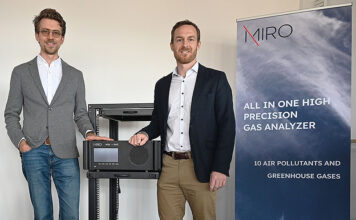 Die Gründer von MIRO Analytical, Morten Hundt und Oleg Aseev, mit einem ihrer Geräte. Foto: Empa