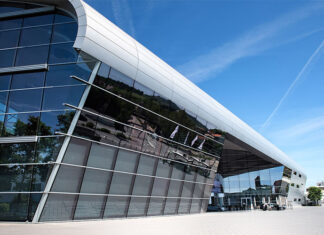 Im Audi Forum mit seiner ausdrucksstarken Architektur können Besucher die Audi-Markenausstellung mit historischen Automobilen besuchen, an Erlebnisführungen teilnehmen oder ihren Neuwagen entgegennehmen. Foto: ASCHL