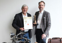 Zehnder-Geschäftsführer Christoph Strahm (r.) und Architektenbetreuer Peter Anesini freuen sich über den Gold Award 2022.