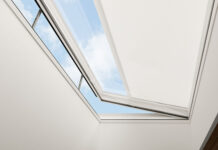 Die öffenbaren Flachdach-Fenster sind in den grossen Grössen mit zwei Antrieben und bei deren solarbetriebenen Varianten mit einem zweiten Photovoltaik-Modul ausgestattet. Der in der Mitte integrierte Regensensor stellt sicher, dass sich die Fenster bei einsetzendem Regen automatisch schliessen. Foto: Velux