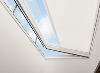 Die öffenbaren Flachdach-Fenster sind in den grossen Grössen mit zwei Antrieben und bei deren solarbetriebenen Varianten mit einem zweiten Photovoltaik-Modul ausgestattet. Der in der Mitte integrierte Regensensor stellt sicher, dass sich die Fenster bei einsetzendem Regen automatisch schliessen. Foto: Velux