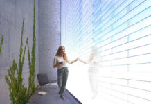 Eine ganze Wand aus Aerogel-Glasbausteinen bringt Tageslicht von draussen in den Innenraum und ist trotzdem hoch islolierend. Foto: Empa