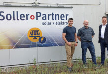 CKW auf Expansionskurs (v.l.n.r.) Dominic Caviezel, Standortleiter Vella, Robert Cavegn, Inhaber, beide von Soller–Partner Electro SA und Daniel Zbinden, Leiter Photovoltaik & Wärme, von CKW. Foto: zvg