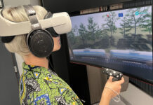 Güterzug-Vorbeifahrt spielerisch erleben: Der Monitor zeigt, was die Nutzerin in virtueller Realität dreidimensional sieht – mit dem realistischen Bahnlärm exakt in ihrer Position. Foto: Empa