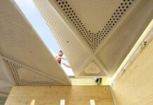 Die Elemente der STEP2-Decke wurden im Werk der Stahlton Bauteile AG vorgefertigt und auf der Baustelle zusammengesetzt. Foto: ROK
