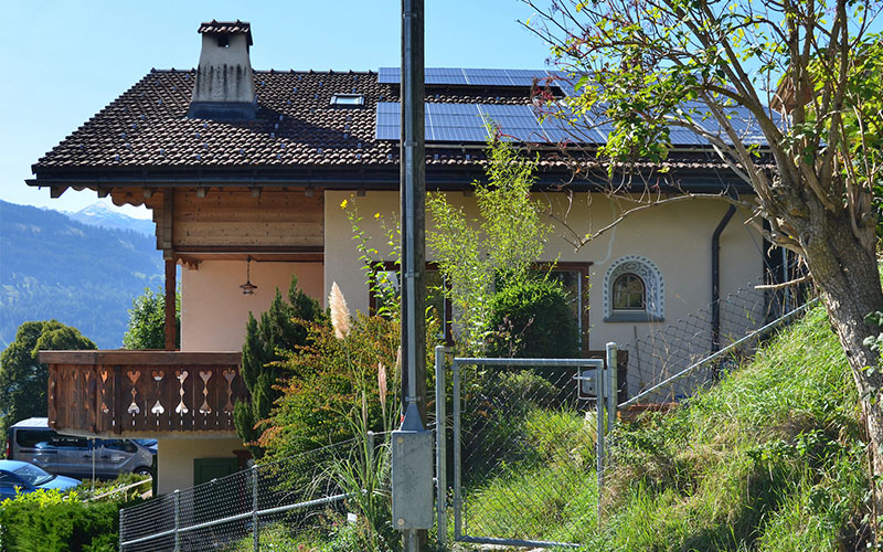 Das Energiesystem der Zukunft: Haus mit Photovoltaik, Wärmepumpe und dem cowa Booster Speicher im Keller. Illustration: cowa