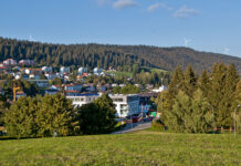 Windpark kann gebaut werden So könnte es dereinst aussehen auf dem Montagne de Tramelan, wenn der Windpark in Betrieb ist. Visualisierung: BKW