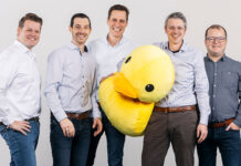 V.l.n.r.: Pascal Welti, Leiter Energy Consultant NeoVac; Matthias Burtscher, CEO Fusonic; Christof Gabriel, Product Owner Fusonic; NeoDuck; Michael Eugster, Leiter Marketing NeoVac; Johannes Hartmann, Senior Software Developer Fusonic. Foto: zvg
