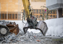 Abriss eines Gebäudes der Liechtensteinischen Landesband, zwischen der Marktplatzgarage, der LLB und dem DLZ in Vaduz und im Hintergrund die Baustelle auf Schloss Vaduz. Foto: Julian Konrad, Lichtenstein