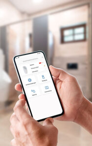Ausgestattet mit Bluetooth®, Ethernet, GEBUS sowie einer internen Stromversorgung für Waschtischarmaturen und Urinalsteuerungen, kann das Gateway über die Control App programmiert werden. Foto: Geberit