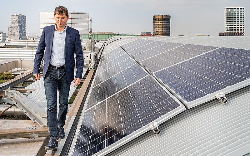 Aeneas Wanner, Geschäftsführer der Renera AG auf dem Dach vom Merianhaus in Basel. Foto: Tom Kawara