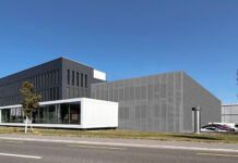 Die ehemalige Lagerhalle steht deshalb schon länger leer und wird nun abgerissen und durch einen Erweiterungsbau ersetzt. Foto: zvg