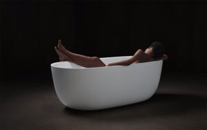 Der kanadische Rockmusiker und international gefeierte Fotograf hat beim Shooting in Berlin das Meisterstück OYO DUO gefühlvoll in Szene gesetzt. Foto: Bryan Adams / Kaldewei