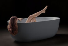 Der kanadische Rockmusiker und international gefeierte Fotograf hat beim Shooting in Berlin das Meisterstück OYO DUO gefühlvoll in Szene gesetzt. Foto: Bryan Adams / Kaldewei