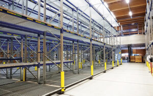Die ehemalige Lagerhalle steht deshalb schon länger leer und wird nun abgerissen und durch einen Erweiterungsbau ersetzt. Foto: zvg