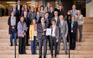 Im Rahmen einer Einweihungsfeier des EDA-Neubaus am 5. März 2024 wurde dem BBL auch das SNBS-Platin-Zertifikat übergeben. Foto: zvg