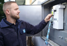 Während des Rollouts werden täglich rund 500 Smart Meter installiert. Foto: BKW