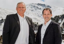 CSEM - Generationenwechsel bei CSEM auf der Älggi-Alp: Philippe Steiert (links) übergibt den Stab an Vincent Revol. Foto: CSEM