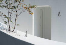 Über den offenen Innenhof erreicht man die Damen- und Herrentoiletten. (Standort: Nishisando/Architekt: Sou Fujimoto) Foto: The Nippon Foundation / TOTO Ltd.