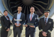 Jan Wurzbacher, Co-Founder und Co-CEO von Climeworks und SWISS CEO Dieter Vranckx flankiert von SWISS Crew am Flughafen Zürich. Foto: Swiss