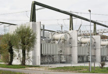 Dreipoliger 800 MVA-Phasenschiebertransformator des Unterwerks Beznau für die Koppelung von 380-kV und 220-kV Netzen. Foto: Swissgrid