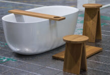 Freistehende Badewanne MEISTERSTÜCK OYO DUO aus glasiertem Titanstahl mit BRIDGE, STOOL, und BASE aus massiver, geölter Eiche. Foto: Kaldewei