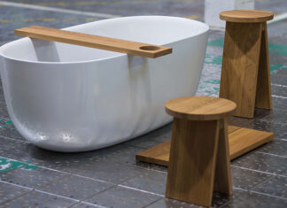 Freistehende Badewanne MEISTERSTÜCK OYO DUO aus glasiertem Titanstahl mit BRIDGE, STOOL, und BASE aus massiver, geölter Eiche. Foto: Kaldewei