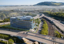 Um die Energieeffizienz weiter zu erhöhen, hat sich die Bauherrschaft für eine Photovoltaikfassade entschieden, deren unbeschichtete Siliziumzellen in einem blauen Farbspektrum erscheinen. Visualisierung: Taao GdR