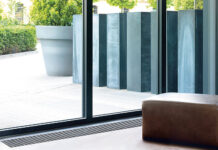 Der neue Unterflurkonvektor Zehnder Terraline Fresh bietet eine elegante Lösung, um auch ohne klassische Wandheizkörper Innenräume mit grossen Fensterfronten schnell und effizient zu beheizen wie auch zu kühlen. Foto: Zehnder Group Schweiz AG