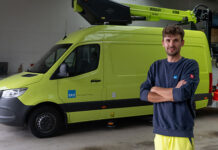 Fabian V. von EKZ ist bereit für den nächsten Einsatz als Netzelektriker vor Ort. Foto: EKZ/Andrin Barandun