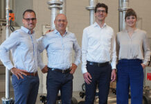 (v. l.) Sandro Keller (CEO Gebäudetechnik Hälg Group), Reto Briner (Leiter Region Ost Hälg Group), Bruno Dedual mit Ehefrau Sarah Dedual (Geschäftsführer Caspar Haustechnik AG) in St. Gallen. Foto: zvg