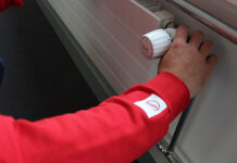 Installationsarbeiten für den Ersatz eines Thermostaten. Foto: zvg