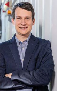 Emanuele Moioli analysiert am PSI-Zentrum für Energie- und Umweltwissenschaften die Möglichkeiten für einen klimaneutralen Verkehr in der Schweiz. Foto: Paul Scherrer Institut PSI/Markus Fischer