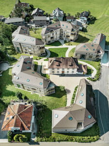Die Neubauten wurden so geplant, dass ihre Ausrichtung stets den Blick auf die umliegende Bergwelt, den Park und die historische Villa ermöglicht. Foto: Prefa/Croce & Wir