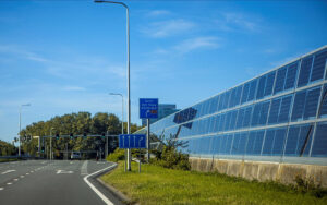 Stromerzeugung und Lärm- und WIndschutz in einem: Solarmodule entlang einer Strasse in den Niederlanden. Foto: Getty Images/Lorado