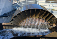 Das neuartige Wasserschöpfrad fördert im Vollbetrieb rund 150 Liter Wasser pro Sekunde aus eigener Kraft. Foto: Empa