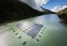 Eine schwimmende Solaranlage der Romande Energie auf dem Lac des Toules in Bourg-Saint-Pierre. Foto: Valentin Flauraud / Romande Energie.