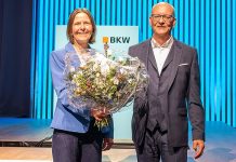 BKW Verwaltungsratspräsident Roger Baillod gratuliert Linda de Winter zu ihrer Wahl in den Verwaltungsrat. Foto: BKW AG / Gamaliel Zwahlen