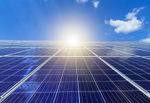 Wäre jedes dritte Dach in der Schweiz von Solarpanels gedeckt, würde es ausreichen, um die solare Grundversorgung für alle sicherzustellen. Foto: AdobeStock