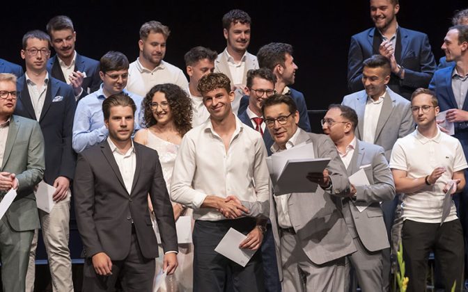 Simon Michael Nussbaumer (l) und David Seidinger (r), Preis der Amstein+Walthert AG, für die beste Bachelor-Thesis im Studiengang Gebäudetechnik - Energie.