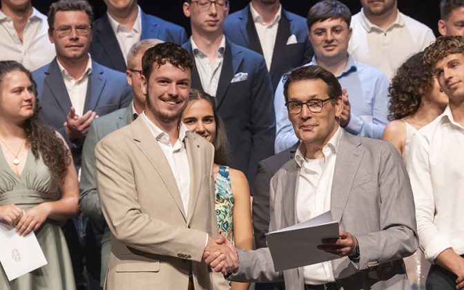 Janic Tim Hartmann, Preis der Hefti Hess Martignoni AG, für den besten Absolventen im Studiengang Gebäudetechnik - Energie, Studienrichtung Gebäude-Elektroengineering.