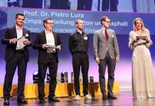 Michael Fritsche von der Ziegelindustrie Schweiz und Award-Sponsor, Pietro Lura, Daniel Grossegger und Mateusz Wyrzykowski von der Empa sowie Moderatorin Christa Rigozzi (v.l.n.r). Foto: Building Award 2025