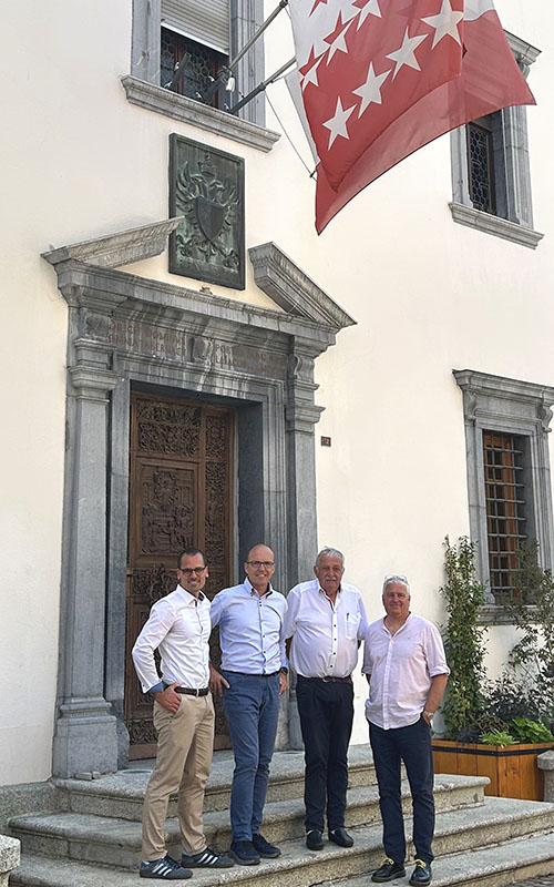 (V.l.): Sandro Keller (CEO Gebäudetechnik Hälg Group), Roger Schmid (Leiter Technisches Büro Dörflinger & Partner AG), Walter Bazzani (Geschäftsführer Dörflinger & Partner AG), Domenico Ciliberto (Leiter Region Mitte Hälg Group), Peter Krieg (bisher Service Leiter). Foto: zvg