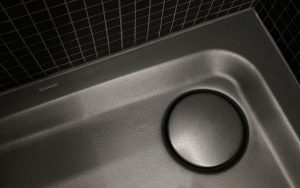 Die Superplan Duschflächen erhielten mit ihrer neuen Emaillierung nun die rutschhemmende Oberfläche «Kaldewei Secure Plus». Dieses Spezial-Emaille erhöht die Standfestigkeit unter der Dusche und sorgt nun für zusätzliche Sicherheit. Foto: Kyle Knodell/Kaldewei