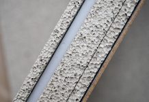 Die variierende Porenstruktur der mineralischen Schäume zwingt die Luftpartikel auf einen längeren Weg, um ins Material und wieder hinauszugelangen. Trotz geringer Dicke entsteht so für die Schallwellen der Eindruck eines viel dickeren Absorbers. Foto: Empa