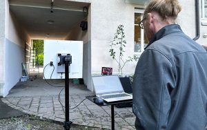Die neuen Schallabsorber werden in einer Einfahrt in Zürich getestet. Foto: Empa